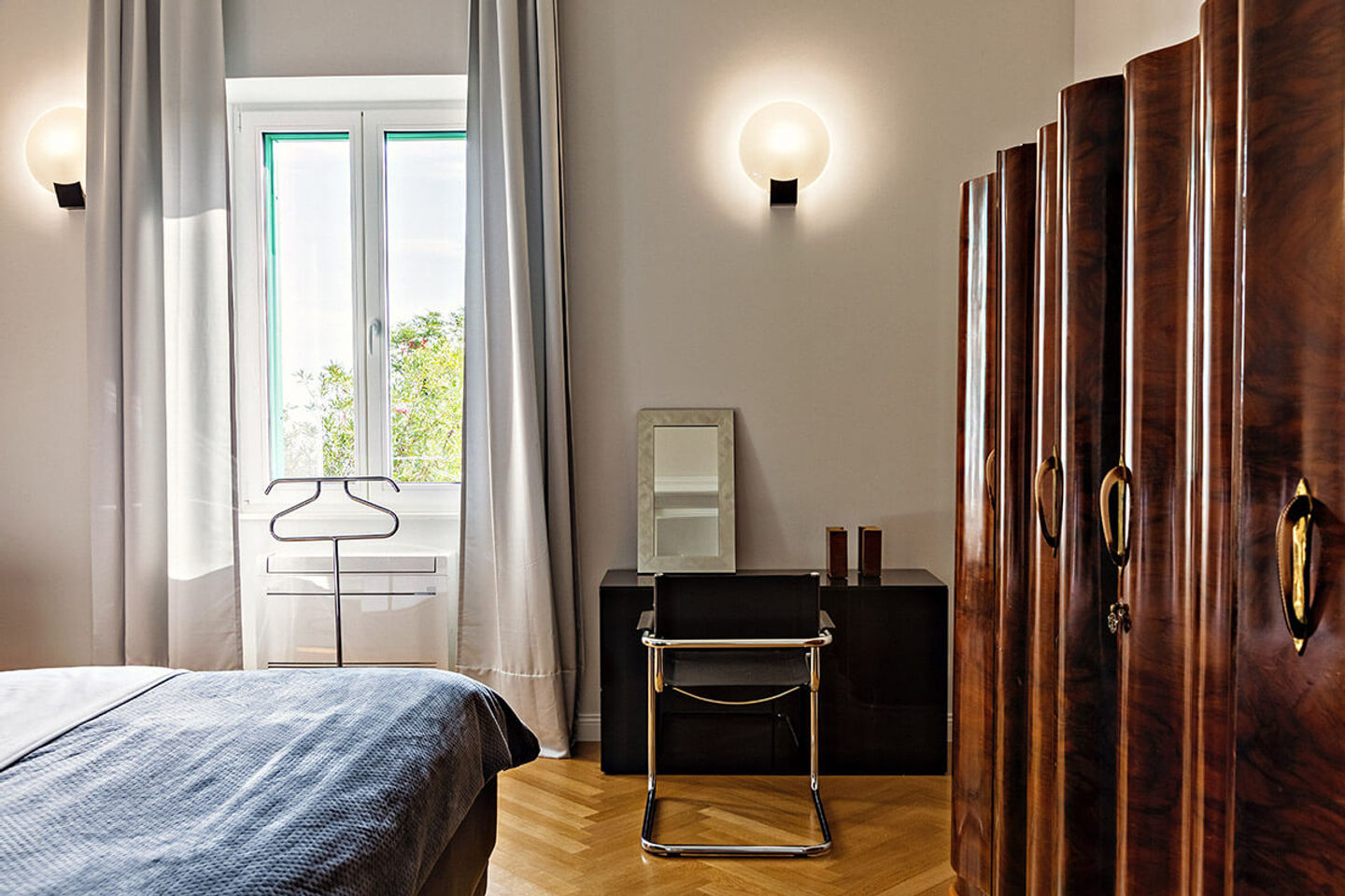 Art Deco hallway — Deluxe Beachfront Apartment Klara